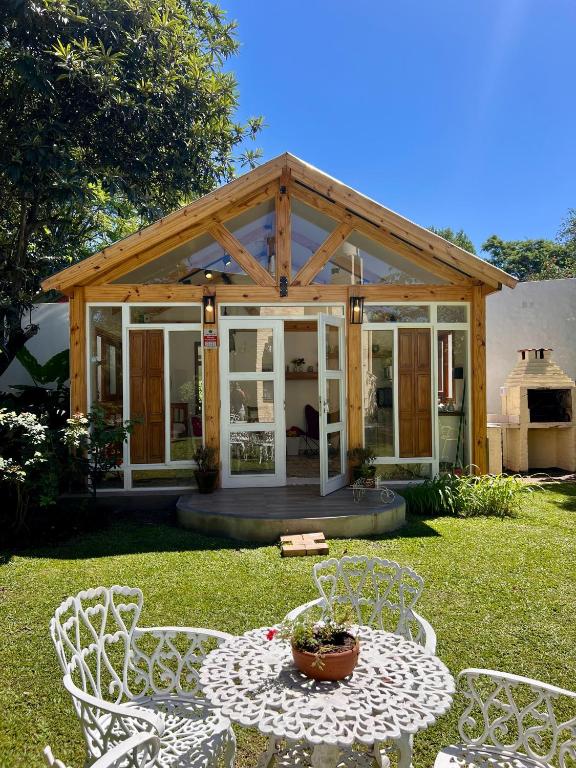 Casita Amarillo Sol con Casa de Te, Pileta y Parrilla - 4