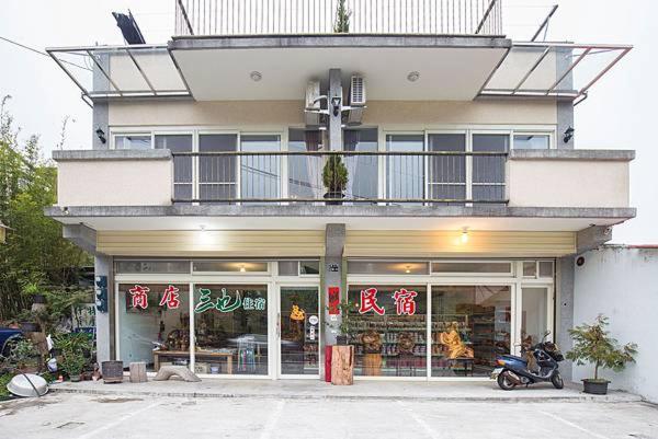 Three Maybe B&B, Lugu