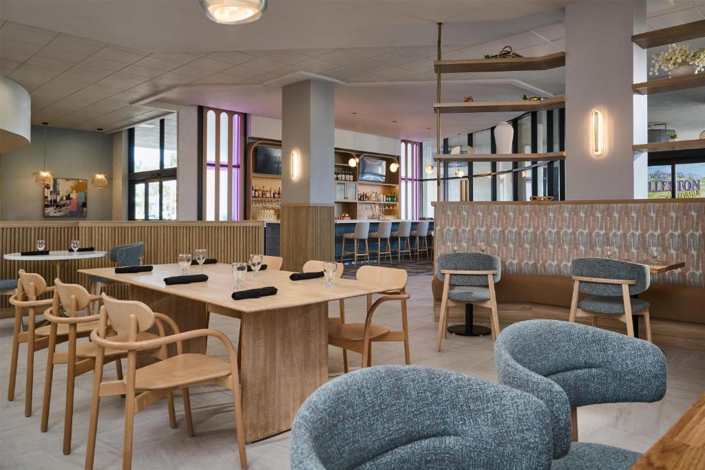 Bar/lounge, DoubleTree by Hilton Fullerton in Fullerton (CA)