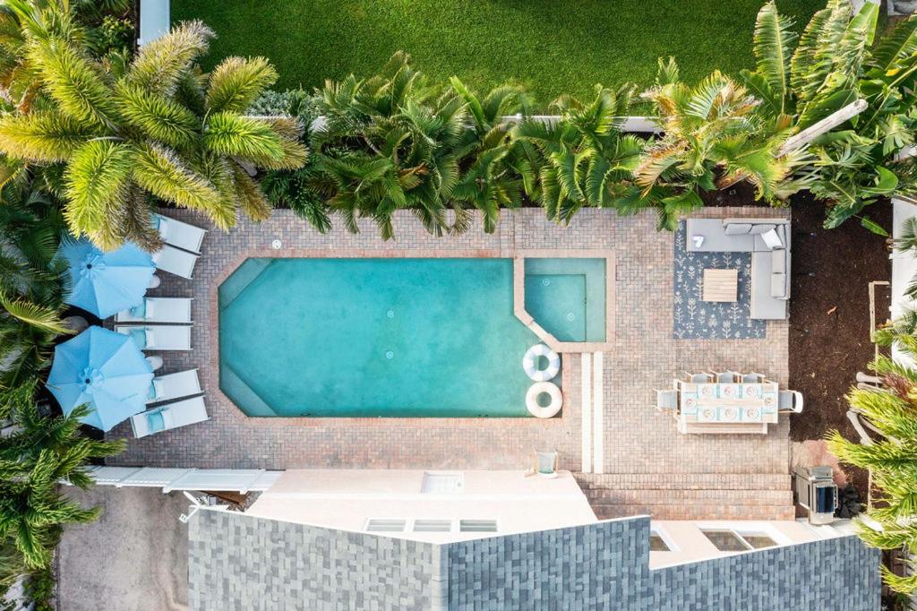 Steps 2 Beach Poolspa Game Room Pool Table, West Palm Beach