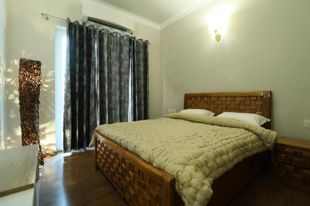 Central Park 2BR Apt Near Gurugram Wid pool Access, Sohna