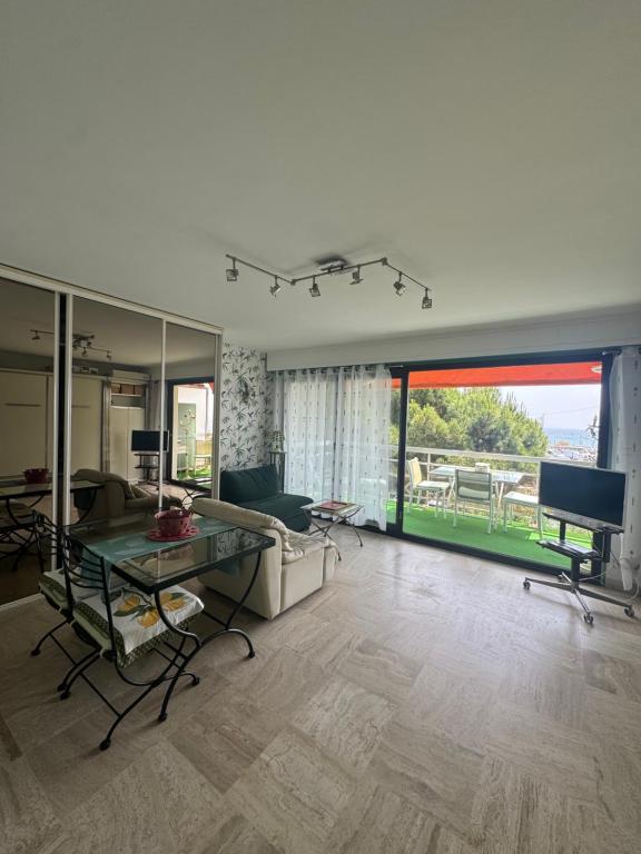 14473 Studio à Mandelieu avec une vue mer - 4