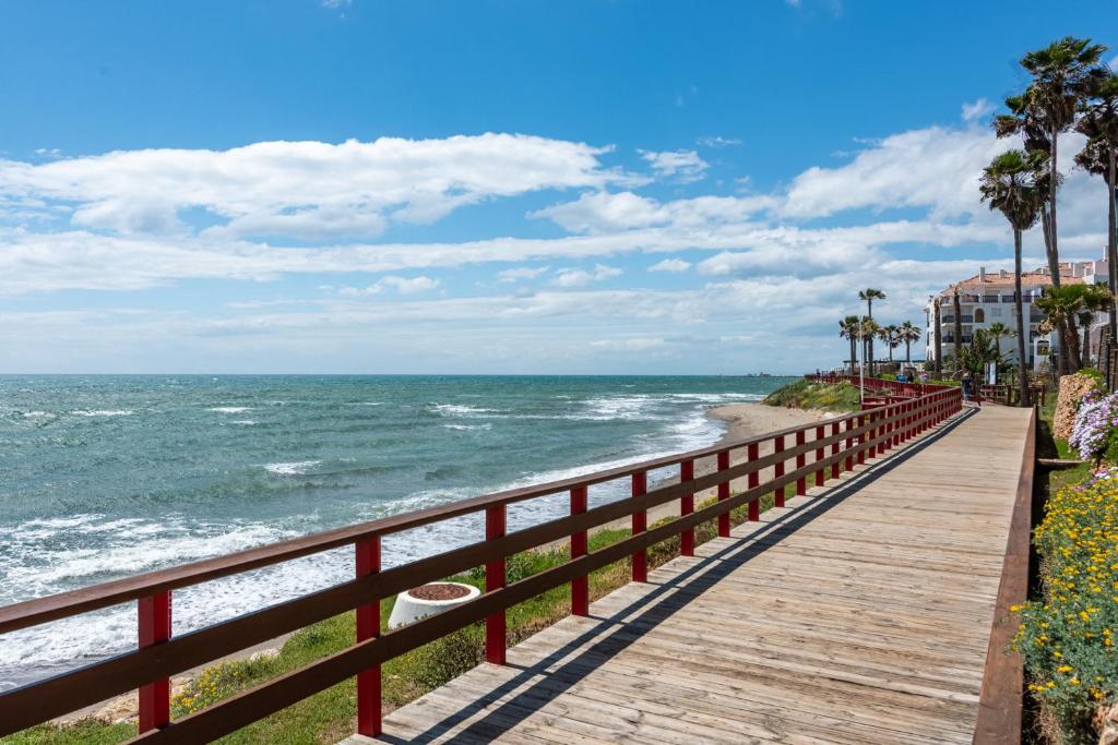 Stunning Beachfront Apartment in Calahonda - 3