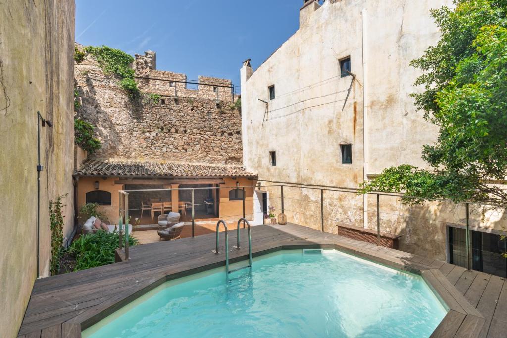 LETS HOLIDAYS Stay in a 14th-Century House with Pool in Tossa - 2