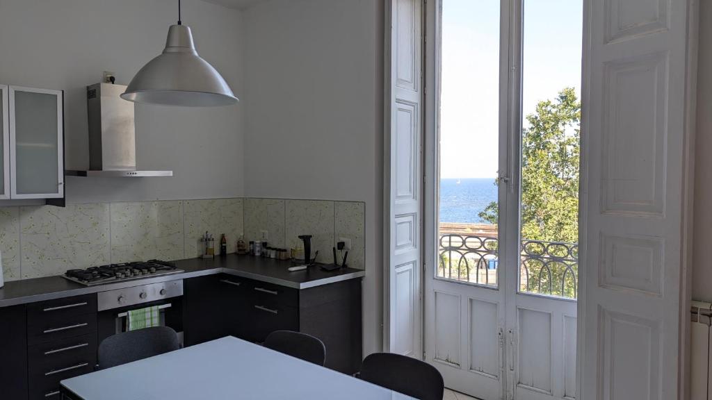 Elephant Sea View, Katánie