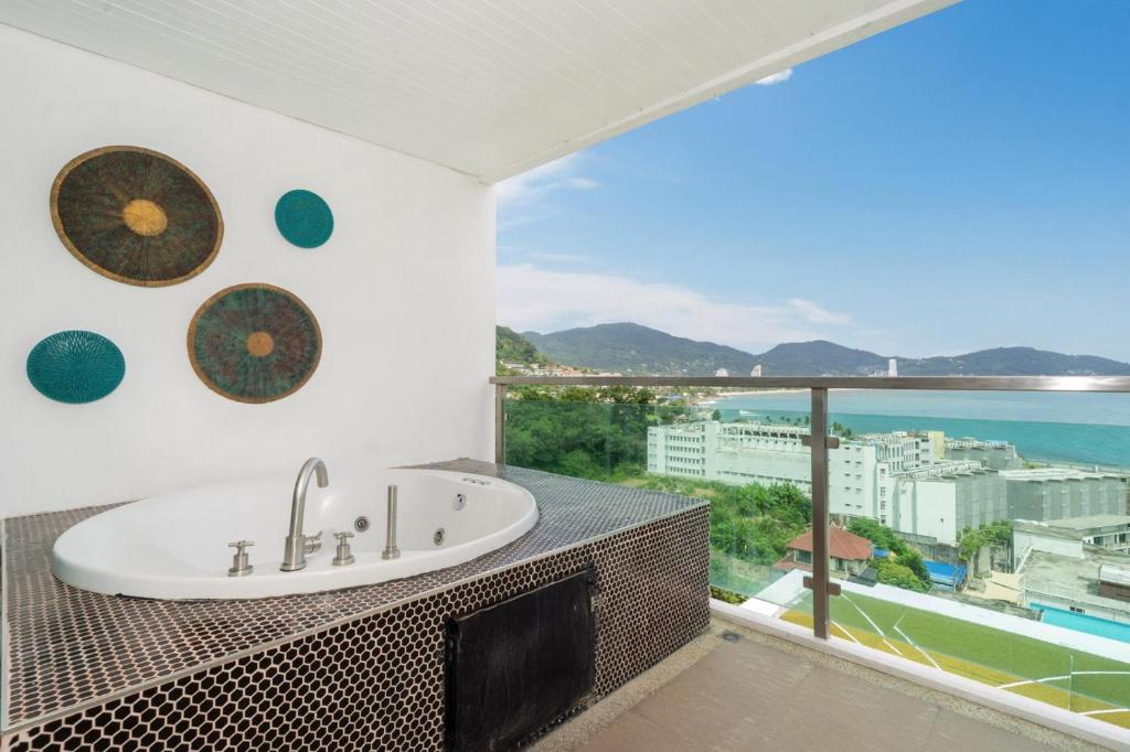 Private sea view apartment with jacuzzi at Baycliff, Pláž Patong