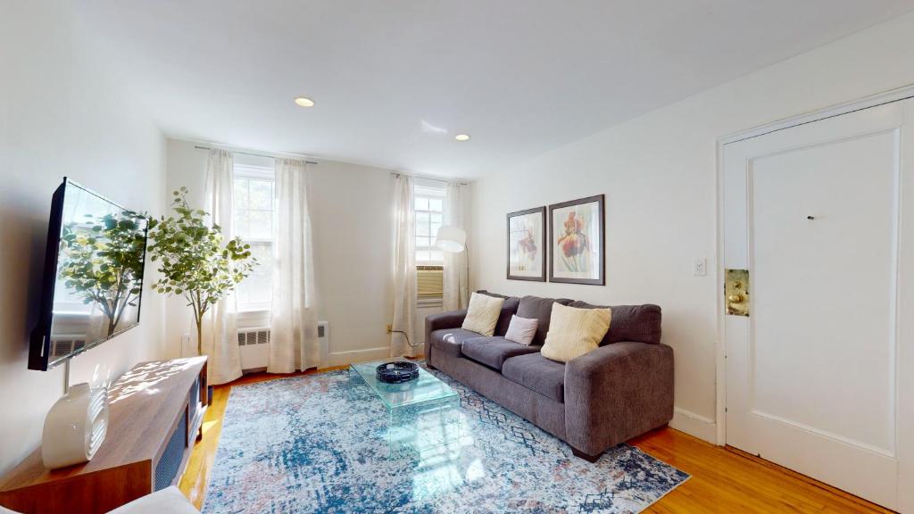 Bright 2br In Brookline, Boston