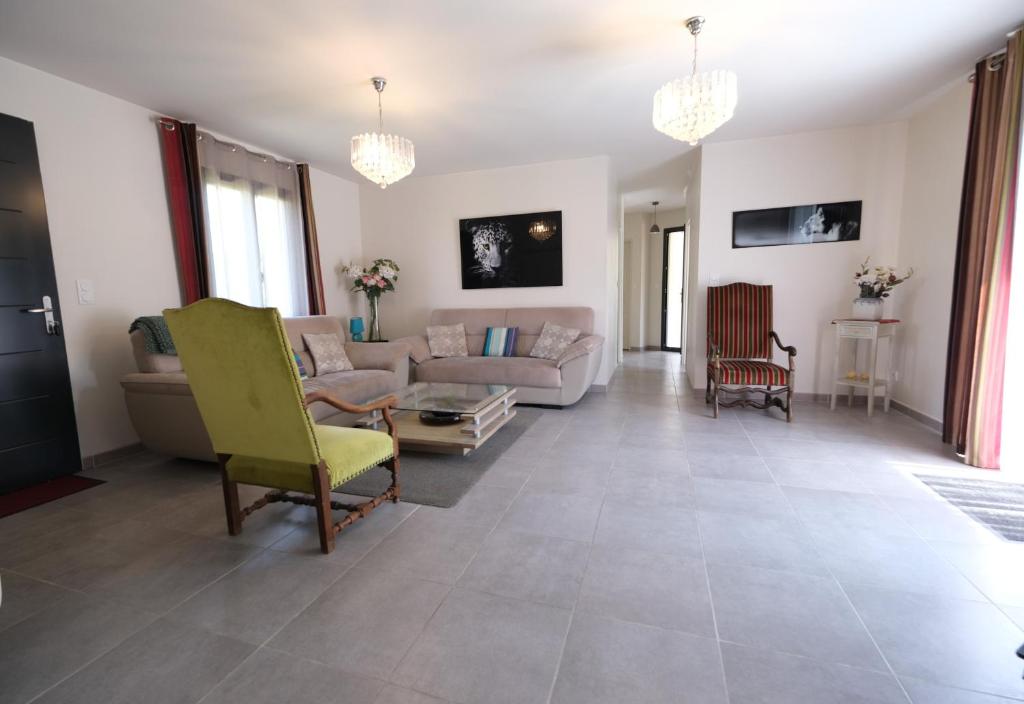 charming family house with pool located at L'isle sur la sorgue - sleeps 8 - 3