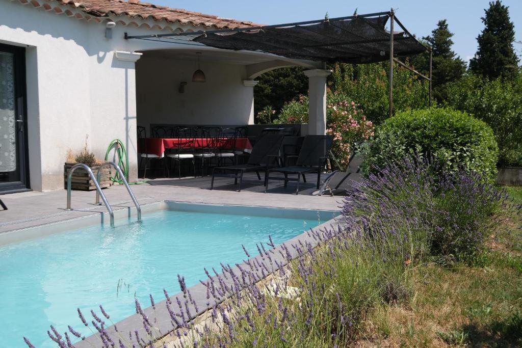 charming family house with pool located at L'isle sur la sorgue - sleeps 8 - 1