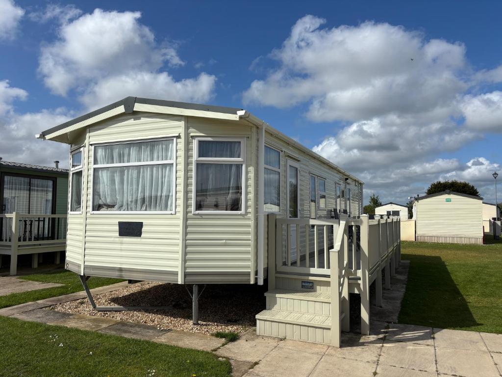 Meadow Lakes 71 - Golden Palm Resort - Pet Friendly - On site Swimming Pool - On site club house - Meadow Lakes Caravan Hire, Chapel Saint Leonards