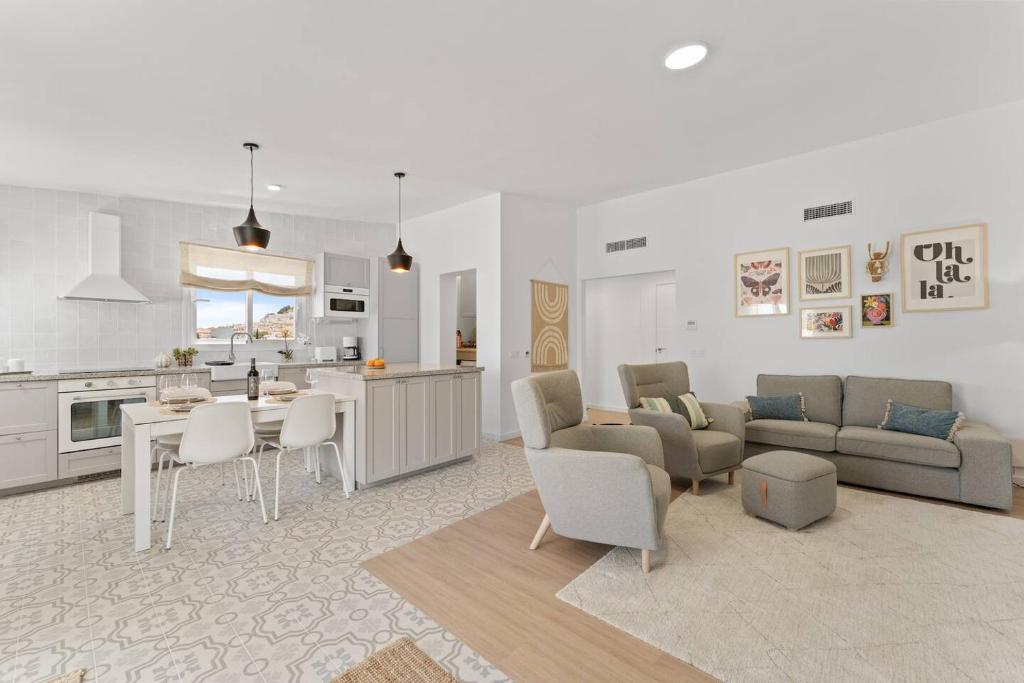 Modern Gem With Large Terrace And Sea Views, Mijas