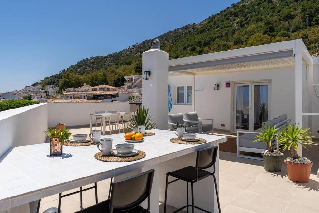 Modern Gem with large Terrace and Sea Views - 2