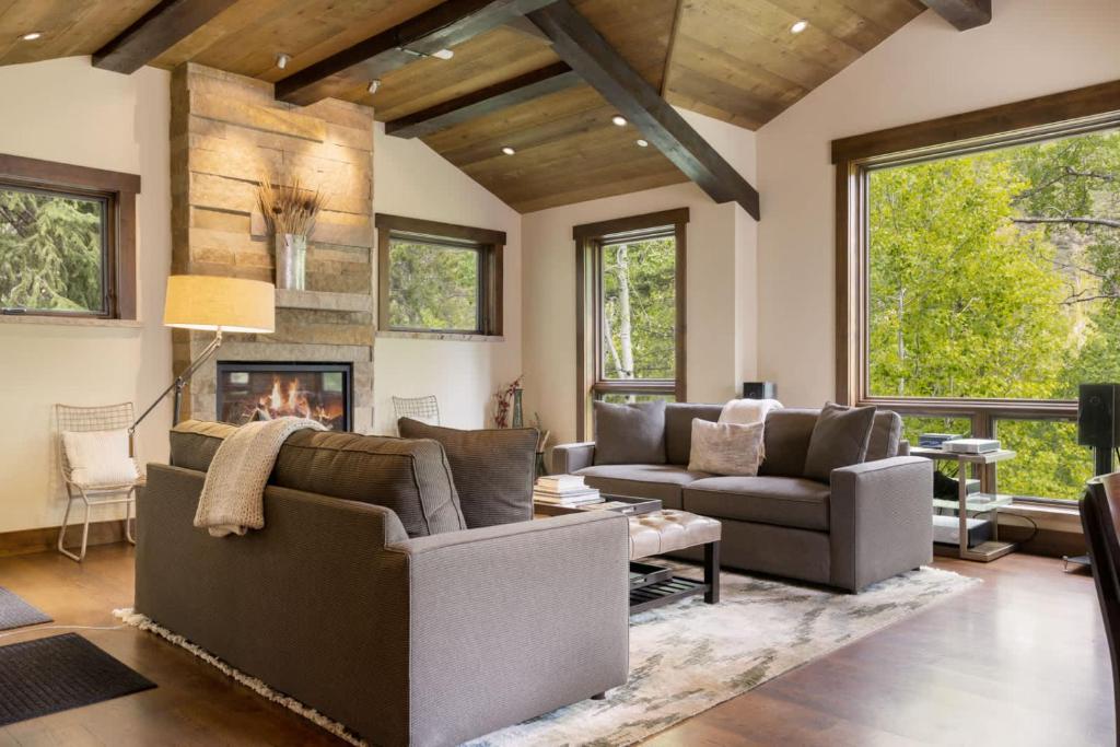 Basingdale Hollow - For 10, Vail