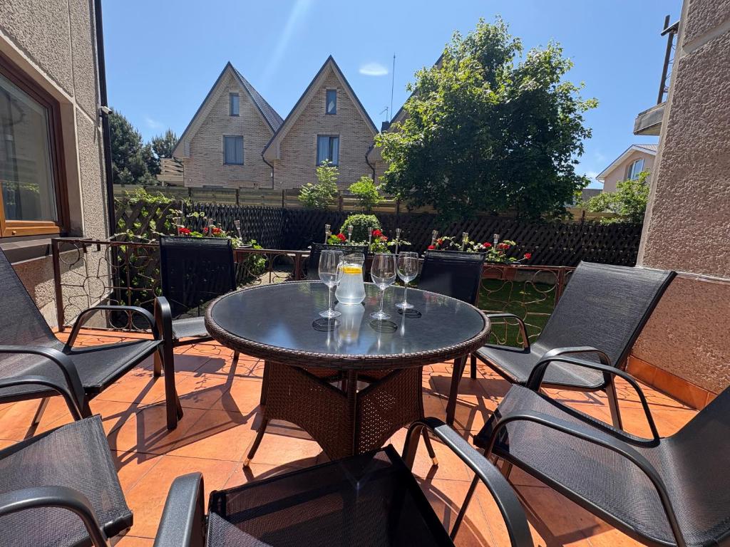 Big Family Apartment, 3 Bedrooms, Terrace, 1st Floor, City Center, Palanga