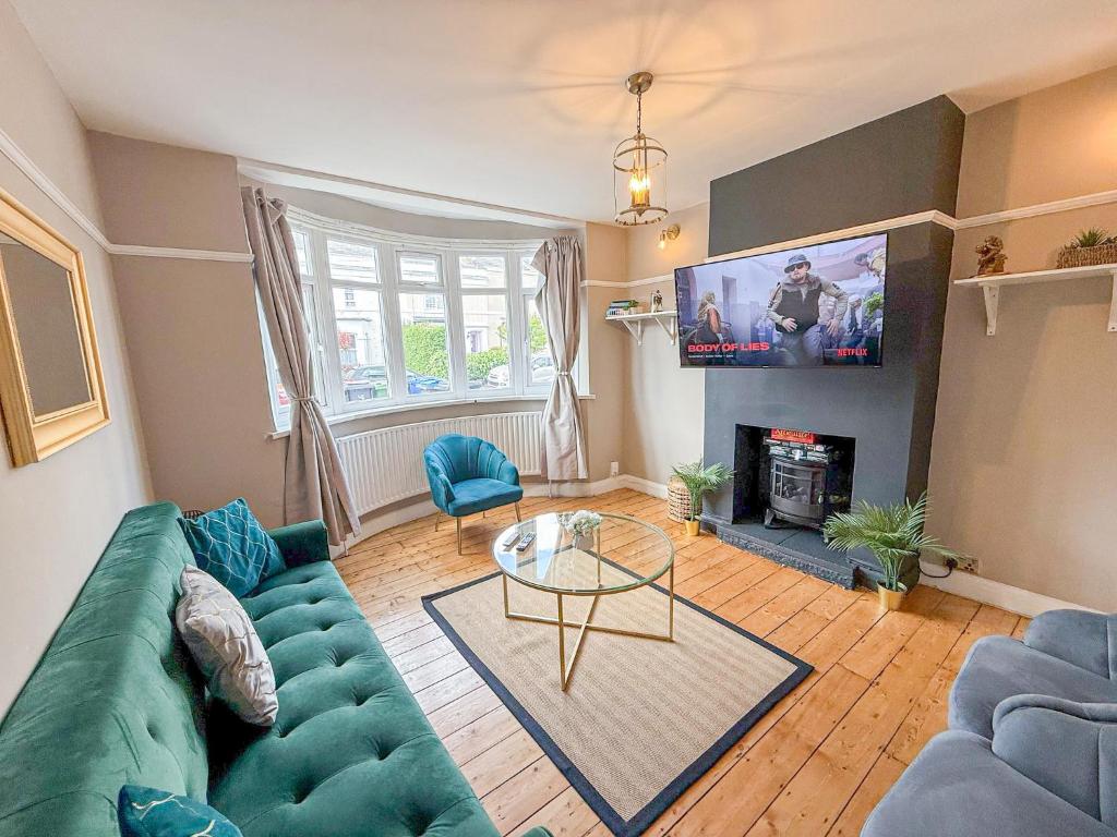 Comfy 3-bedroom House in New Malden with FREE Parking and Garden near Raynes Park, Kingston upon Thames, Wimbledon, Surbiton, Worcester Park