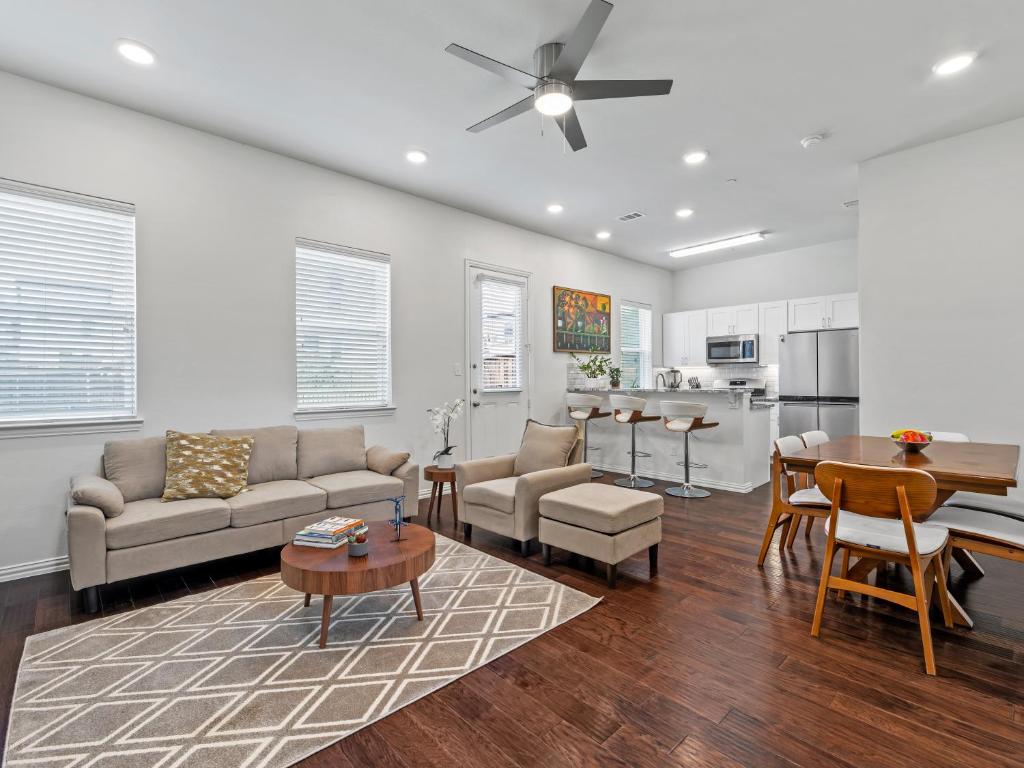 Upscale Irving Townhome, Irving
