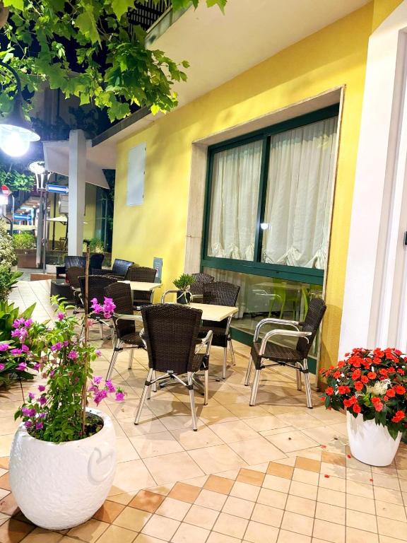 Azzurro Beach Hotel Igea Marina - 4