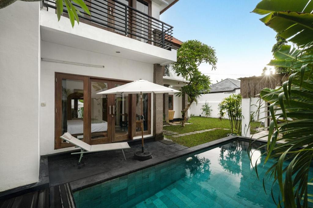 Beautiful villa on the beach side, large garden, parking, Sanur