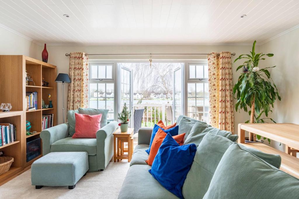 Luxurious, South-Facing Lakeside Lodge, South Cerney