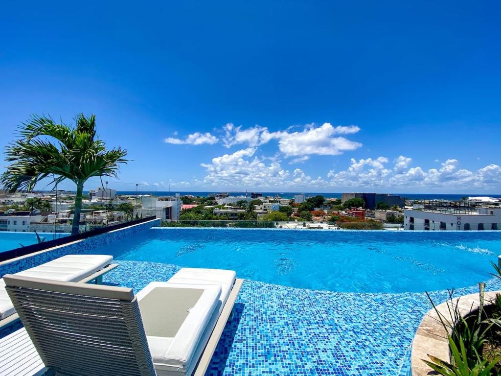 Downtown Playa Studio with Rooftop Pool Steps to Everything, Playa del Carmen