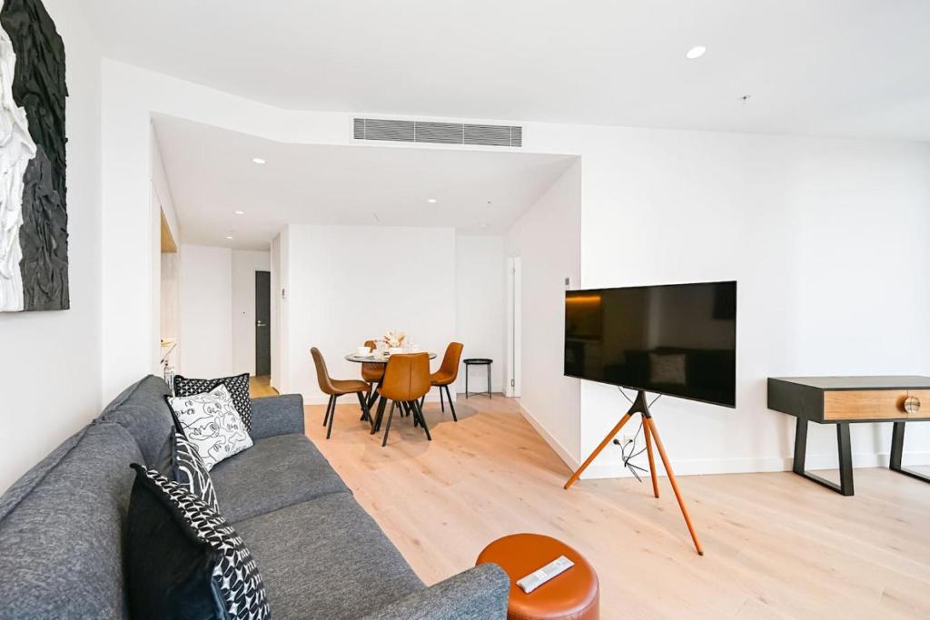 Next to Skybus Luxe 2 Bed 2 Bath with Parking Pool Gym Sauna, Melbourne