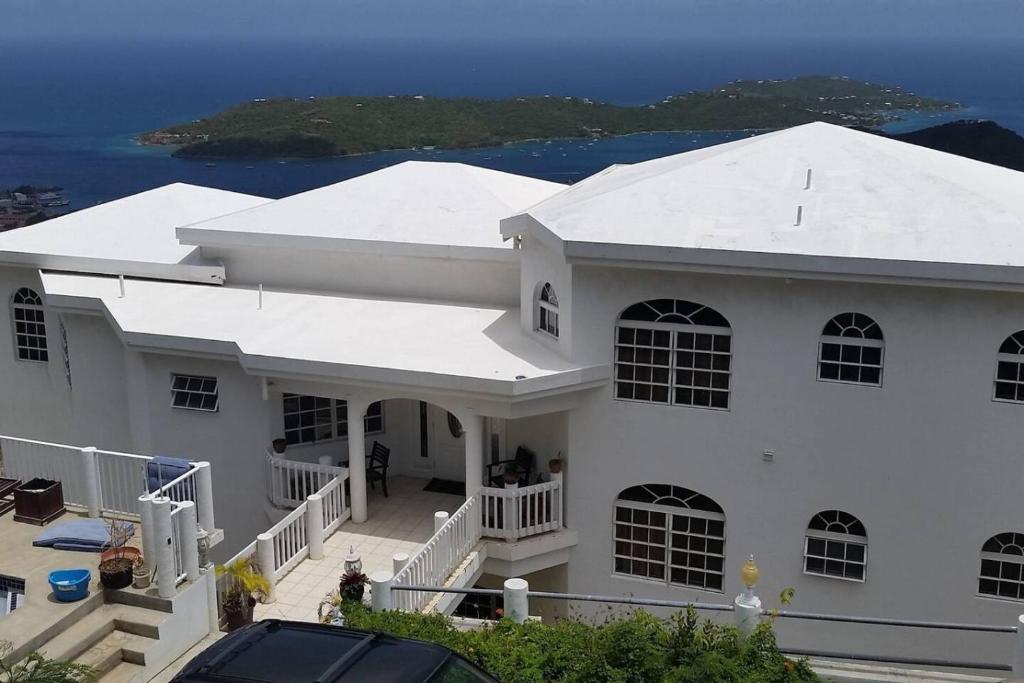 Sleek Sunny Island Studio with Kitchenette, Caret Bay Estate