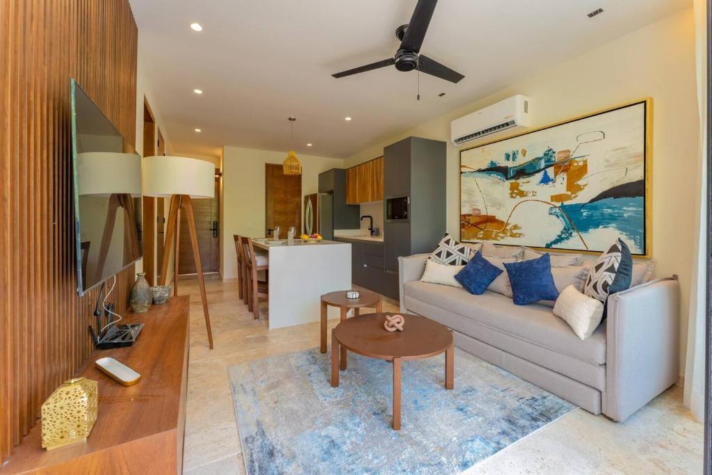 Luxury Coastal Vibes Park 101 Free Beach Club - 5