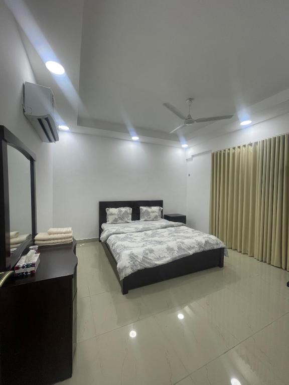 Spacious 2 bedroom & maid room, Jazīrat Umm ash Shajar