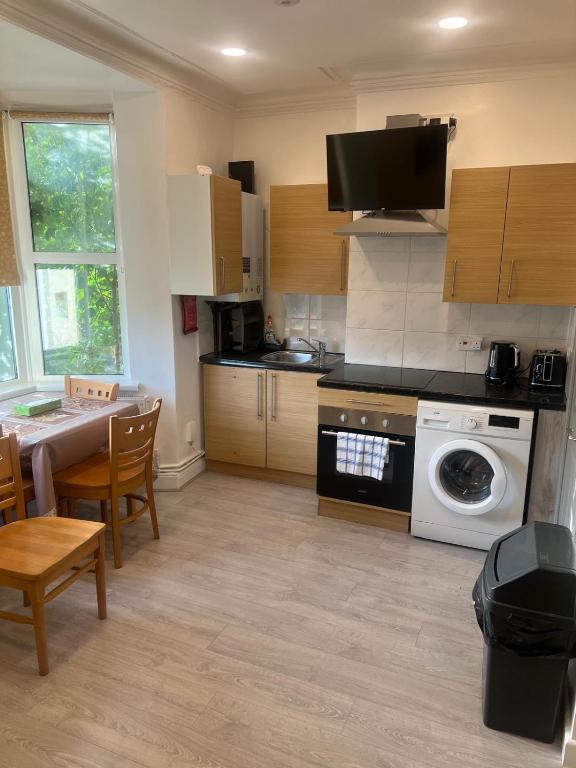 Fully Furbished Entire Flat 3, Woolwich