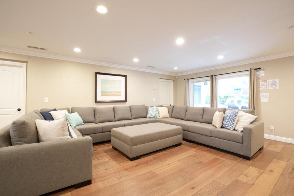 Upscale 6 Bed, 5 Ba, New Pool W/Jacuzzi, 1/2 Mile Walk to Disney, Anaheim