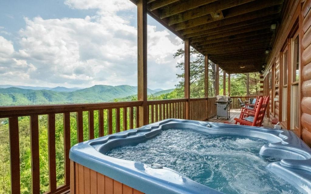 Tils Den, Sevierville