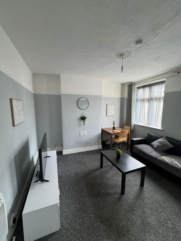 Tranquil 1BR in Hainault, Fairlop Station