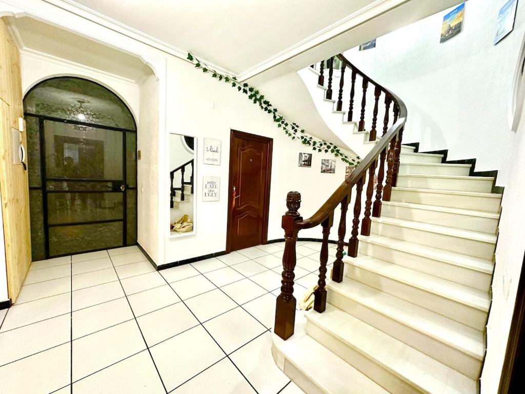 9 Rooms - Yellow House - 3