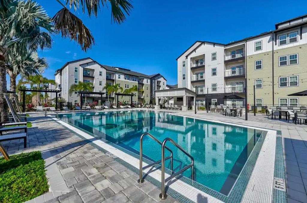 Modern Oasis with King Bed, Fireworks View, 10 Minutes to Disney, Orlando