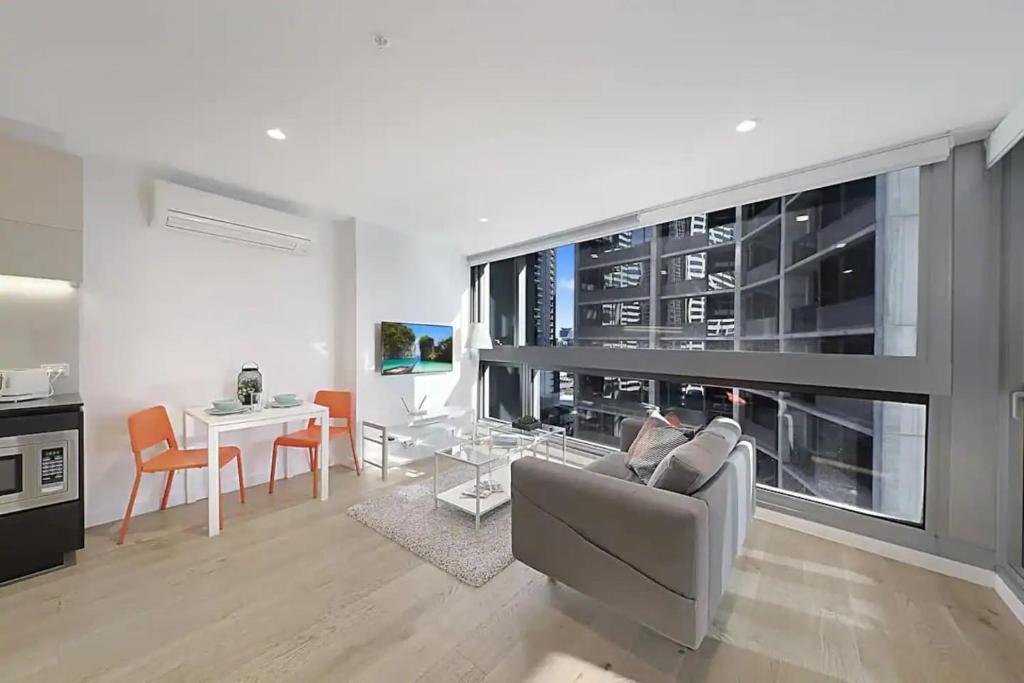 Stylish & Cozy CBD Stay Steps from Southern Cross, Melbourne