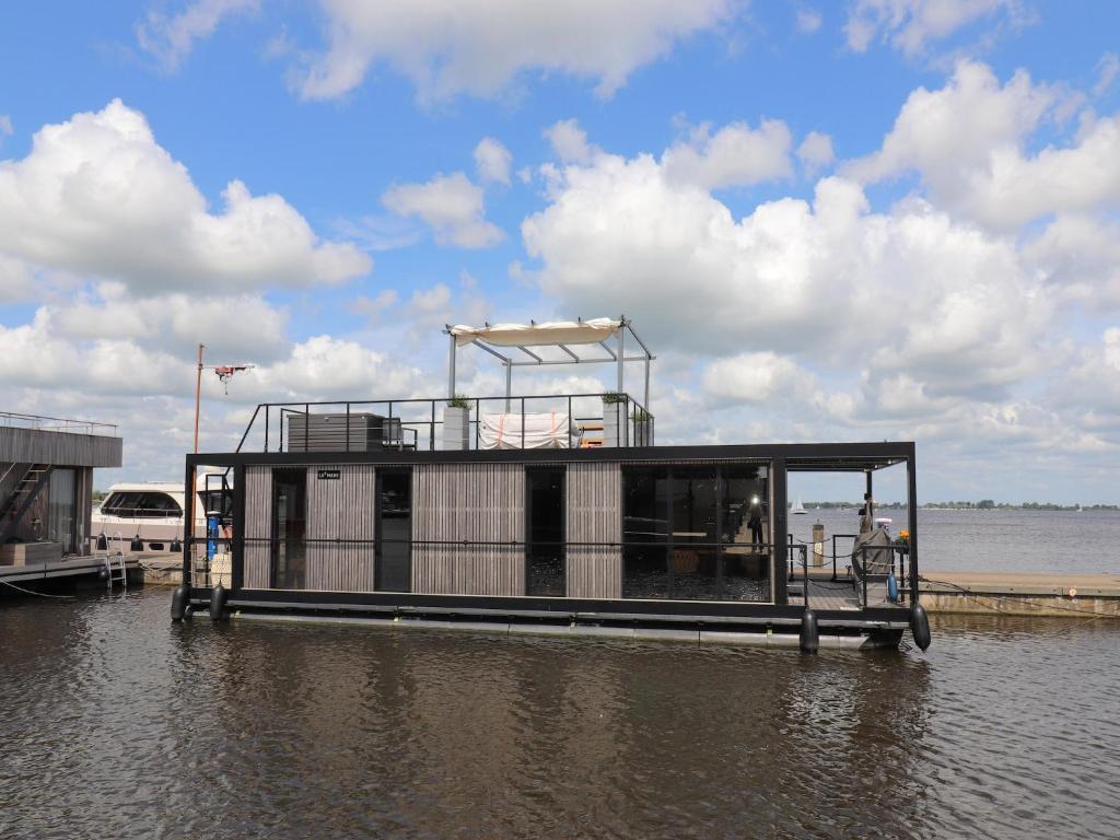 Houseboat with sauna & fantastic view Offingawier, Offingawier