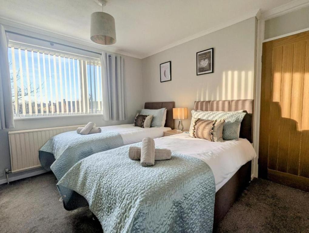 Luxury 4BR Retreat, Garden, Parking, Modern Comfort, Balderton