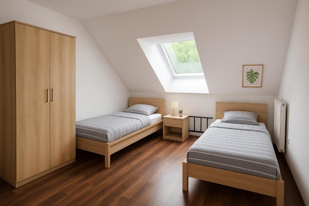 MODERN, VOLLAUSGESTATTET, GROßER PARKPLATZ, 6 ZIMMER, Bielefeld