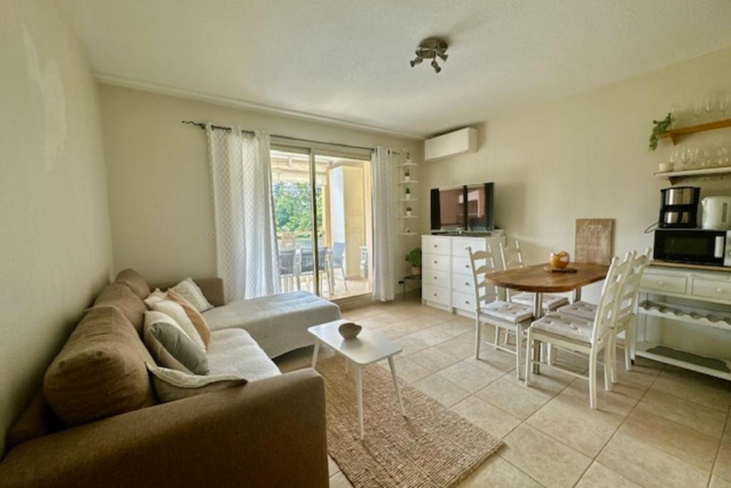 Renovated apartment with balcony - 2