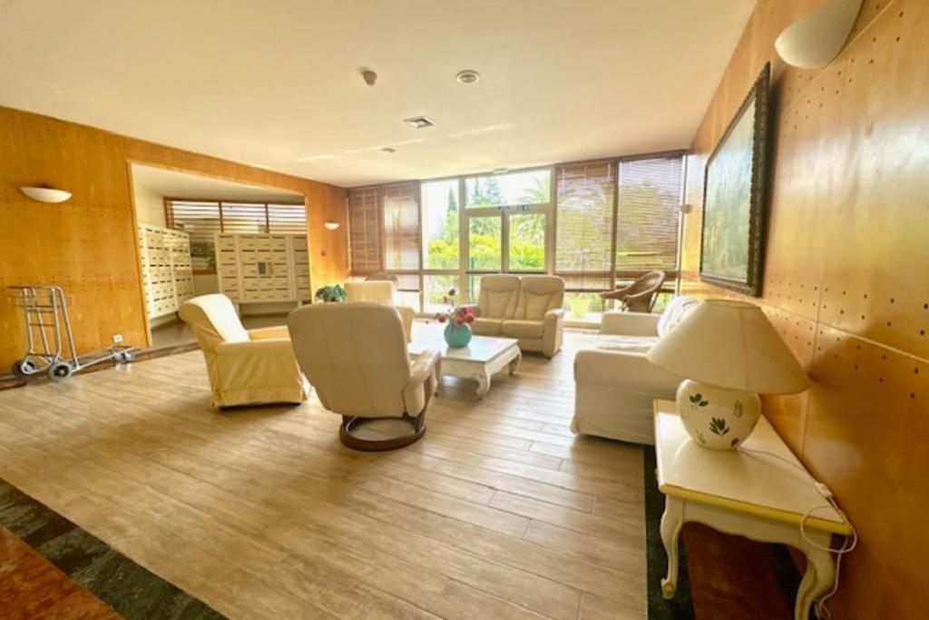 Renovated apartment with balcony - 3