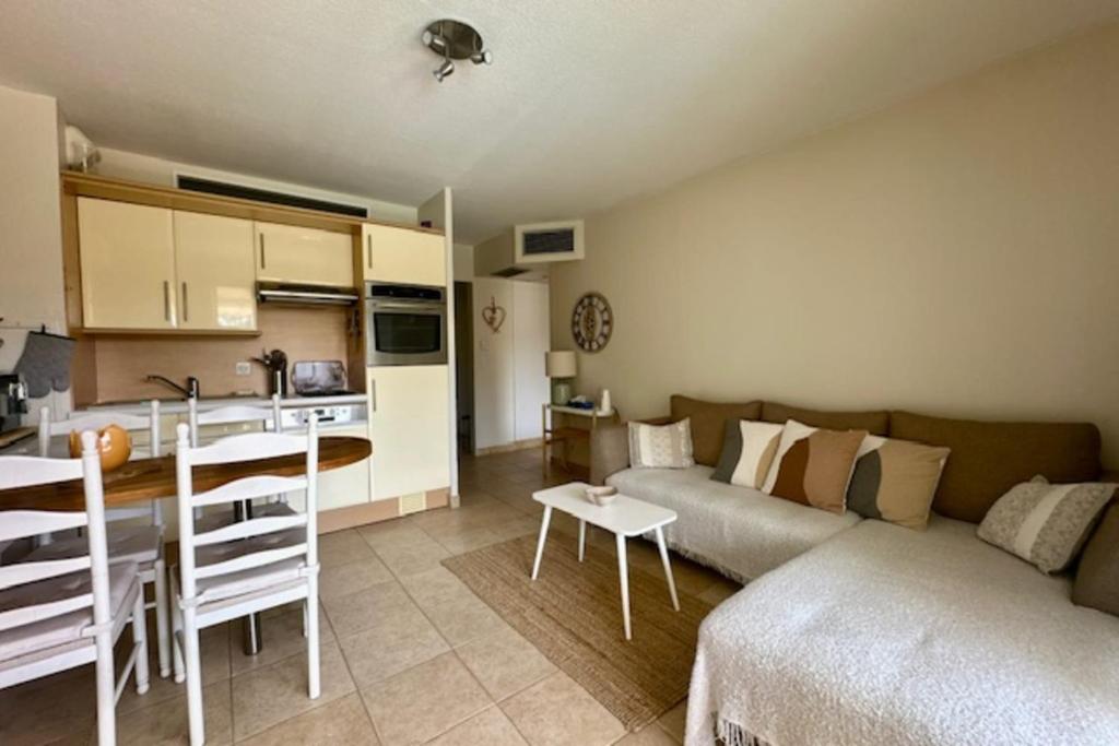 Renovated apartment with balcony - 5