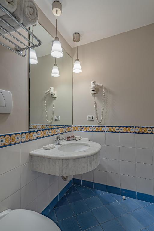 Hotel Capri - 3