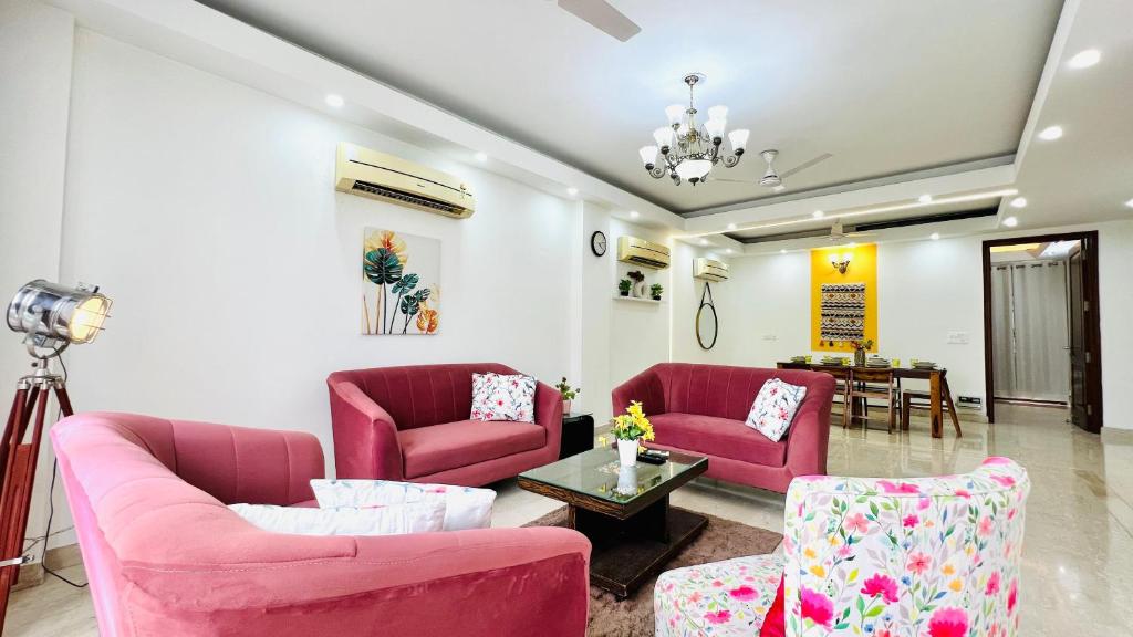 BluO 3BHK Safdarjung Enclave, Lift & Terrace Garden, Nové Dilí