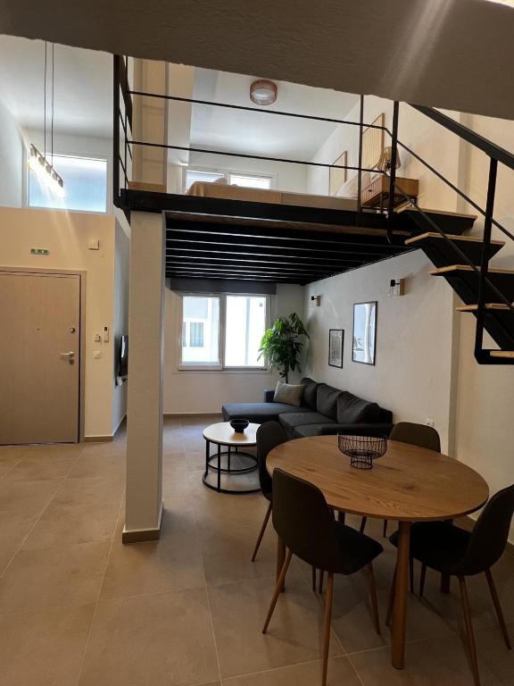 Loftie Kavala, Kavala