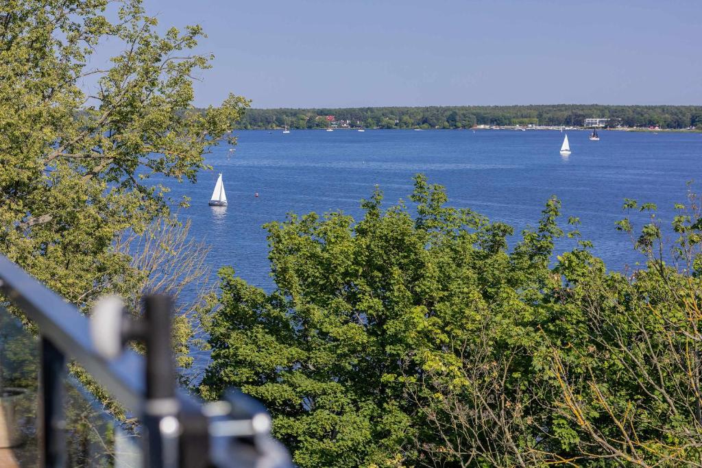 Stylish Apartment by the Lake with Balcony in Zegrze by Noclegi Renters, Zegrze