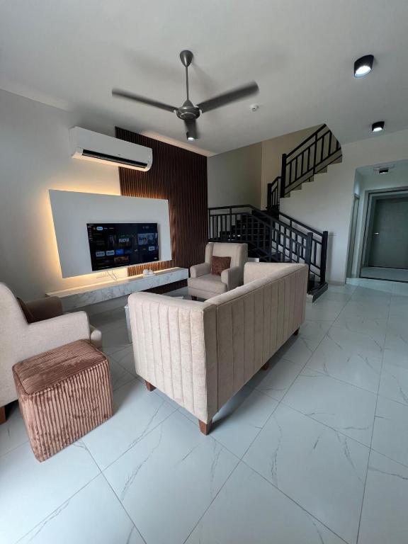 Murooj AlZain 3BR Modern Apt with private Rooftop, Daḩārīz