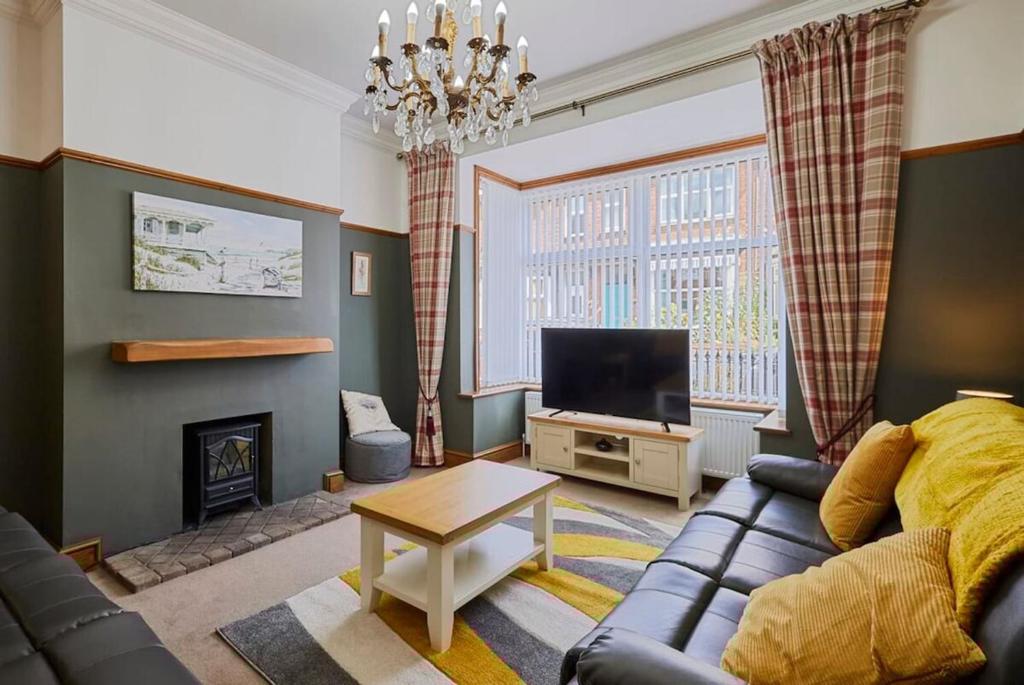Cromwell House, Sleeps 8, Central Location, Filey