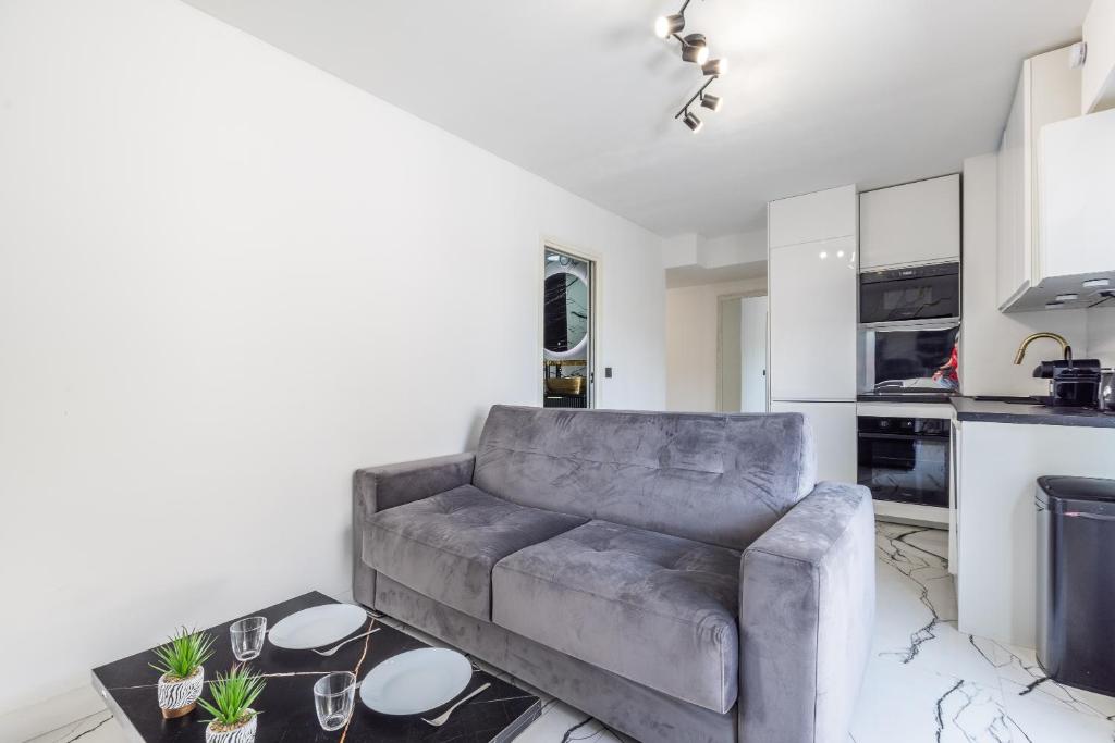 LB Vacation Rentals I A Quiet Place with Terrace in the Heart of Cannes - 2