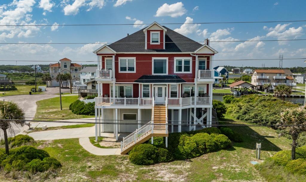 Beachfront, private dock, private pool & hot tub, pool table, ping pong, North Topsail Beach