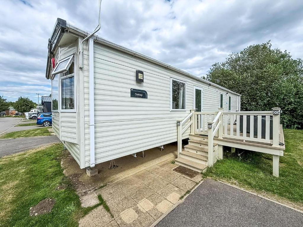 Stunning Caravan With Large Decking Area And It's Very Own Hot Tub, Ref 95025Sw, Tattershall